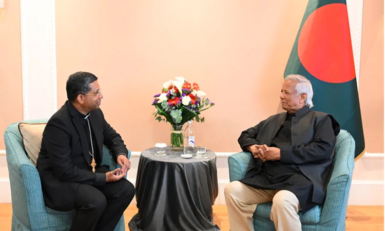 প্রধান উপদেষ্টার সঙ্গে সাক্ষাৎ করলেন কার্ডিনাল প্রিফেক্ট কুভাকাড