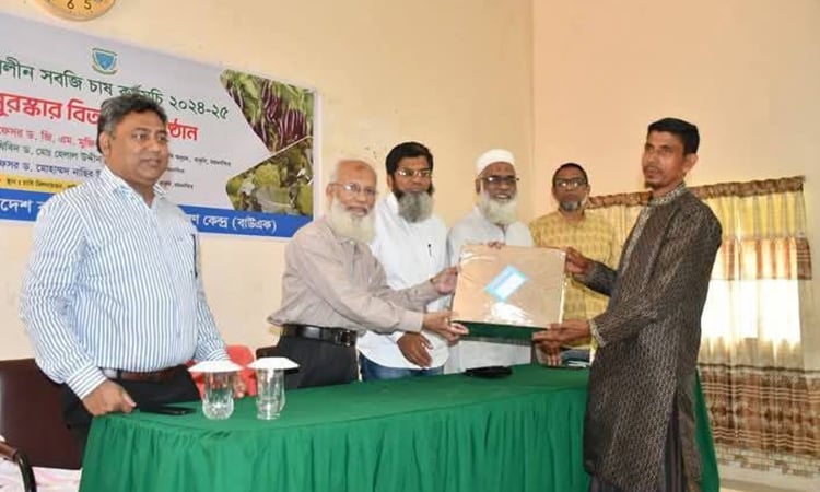 শীতকালীন সবজি চাষে কৃষকদের পুরস্কৃত করল বাকৃবি