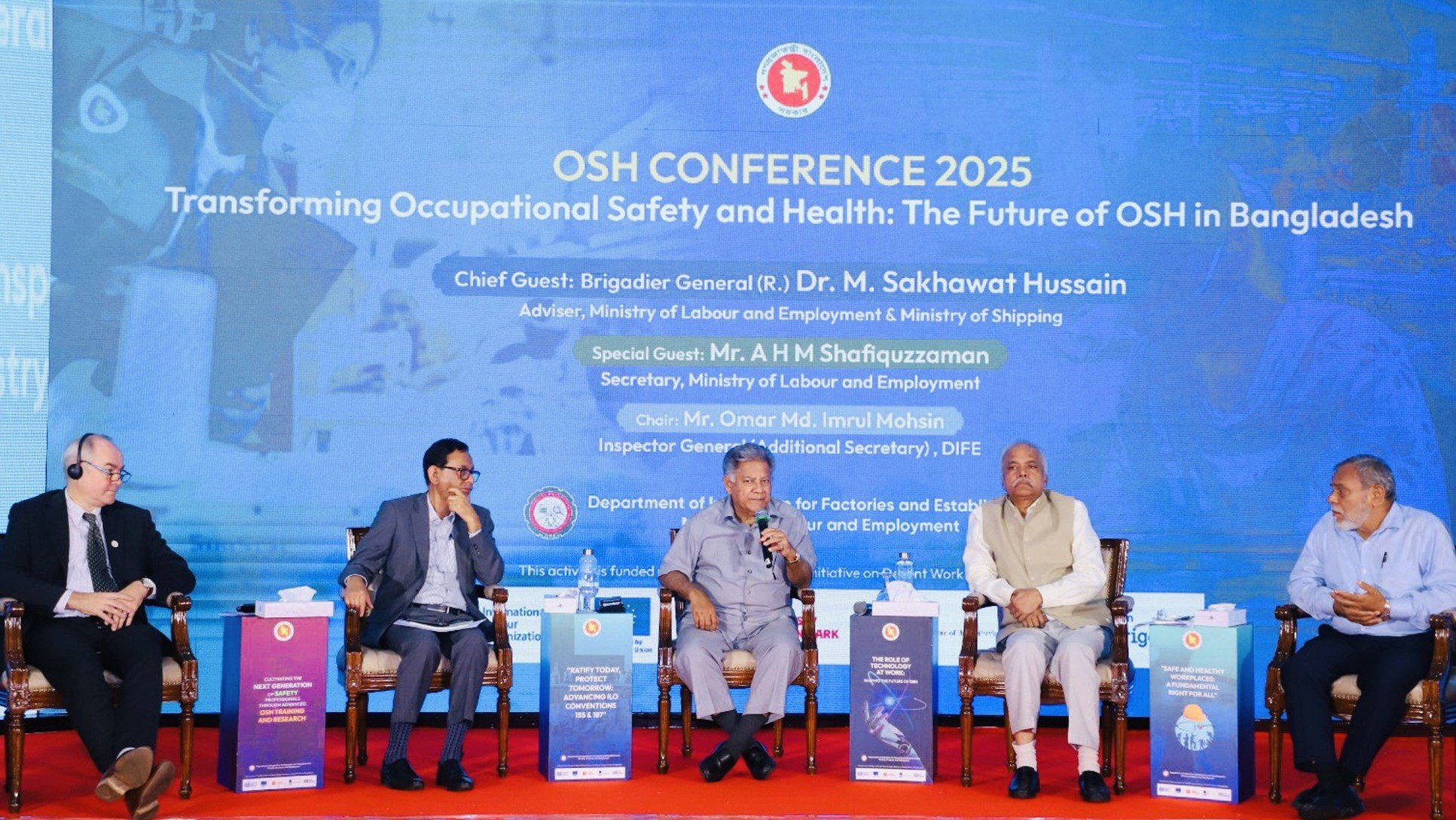 শ্রমজীবী মানুষের পেশাগত স্বাস্থ্য ও নিরাপত্তা নিশ্চিতকরণে সরকার অঙ্গীকারবদ্ধ : শ্রম উপদেষ্টা