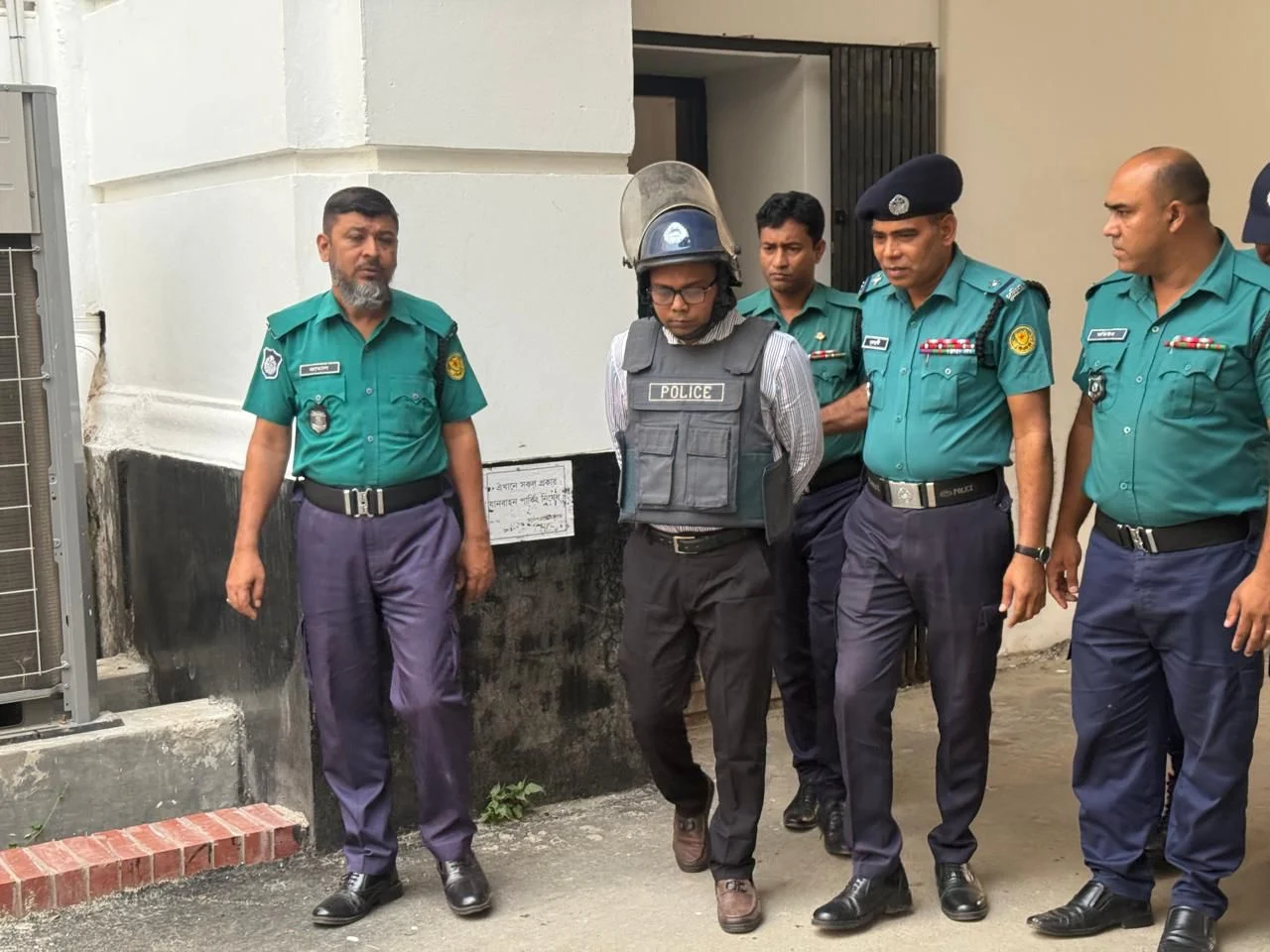 পুলিশের সাবেক এডিসি ইশতিয়াককে কারাগারে পাঠিয়েছে ট্রাইব্যুনাল