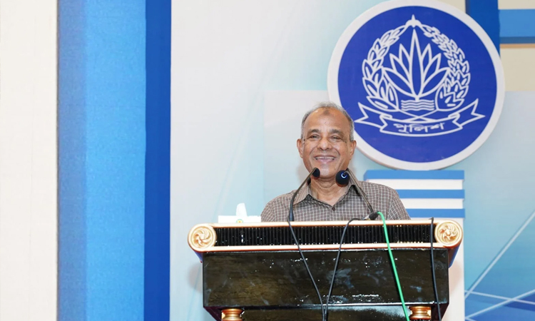 মানুষ যেন হয়রানির শিকার না হয়-সেদিকে লক্ষ্য রাখুন : স্বরাষ্ট্র উপদেষ্টা