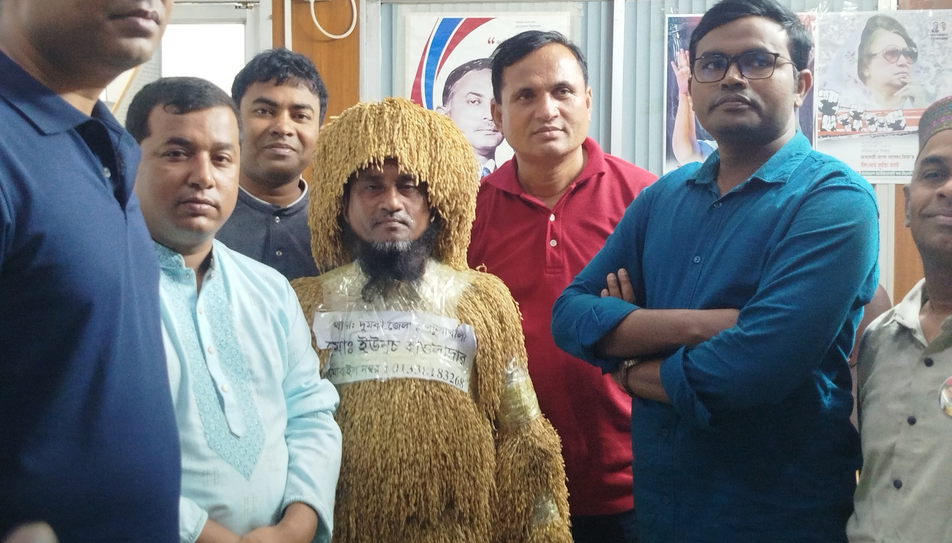 বিএনপির শ্রমিক সমাবেশে নজর কেড়েছে ধান মানব ইউনুচ হাওলাদার