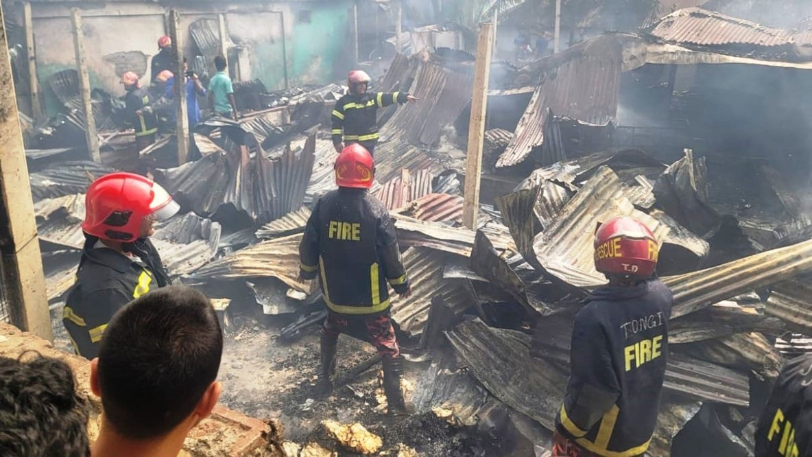 গাজীপুরের টঙ্গীতে ভাঙারির গোডাউনে অগ্নিকাণ্ড