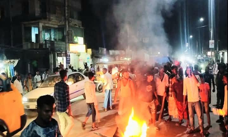 বাস ও সিএনজি চালকদের দ্বন্দ্বে ভোলার ৮ রুটে অনির্দিষ্টকালের জন্য বাস চলাচল বন্ধ