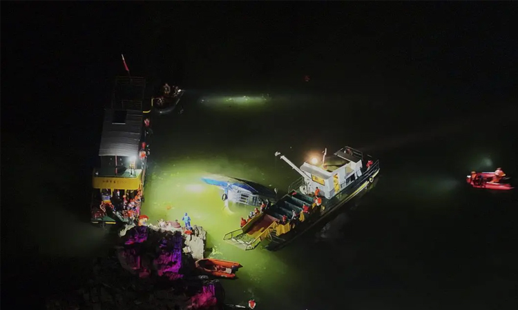 চীনে নৌকা ডুবে নিহতের সংখ্যা বেড়ে ১০ দাঁড়িয়েছে, আহত ৭০