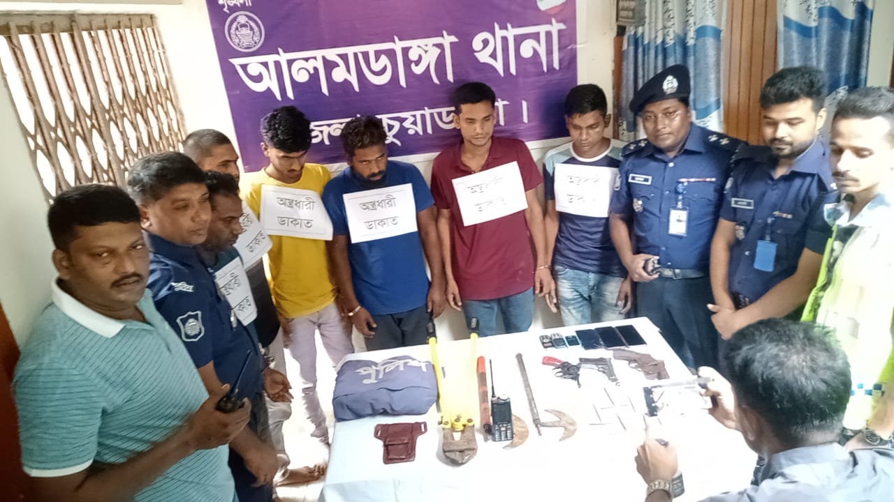 চুয়াডাঙ্গায় অস্ত্রসহ আন্তঃজেলা ডাকাতদলের ৬ সদস্য গ্রেফতার