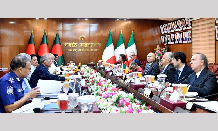 বাংলাদেশি নাগরিকদের ইতালিতে বৈধতা দেয়ার আহ্বান স্বরাষ্ট্র উপদেষ্টার 