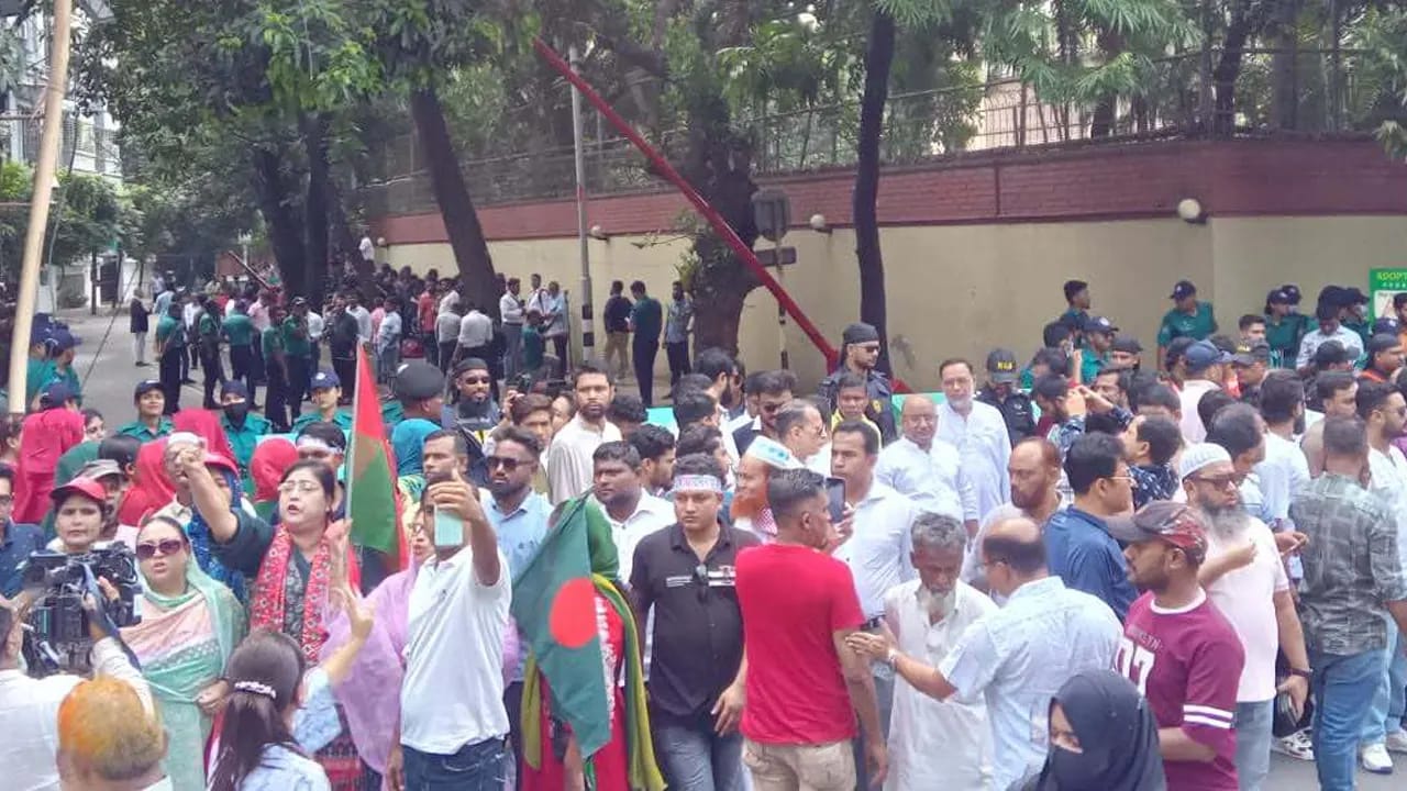 বেগম খালেদা জিয়াকে স্বাগত জানাতে বিমানবন্দর থেকে গুলশান পর্যন্ত নেতাকর্মীদের ঢল