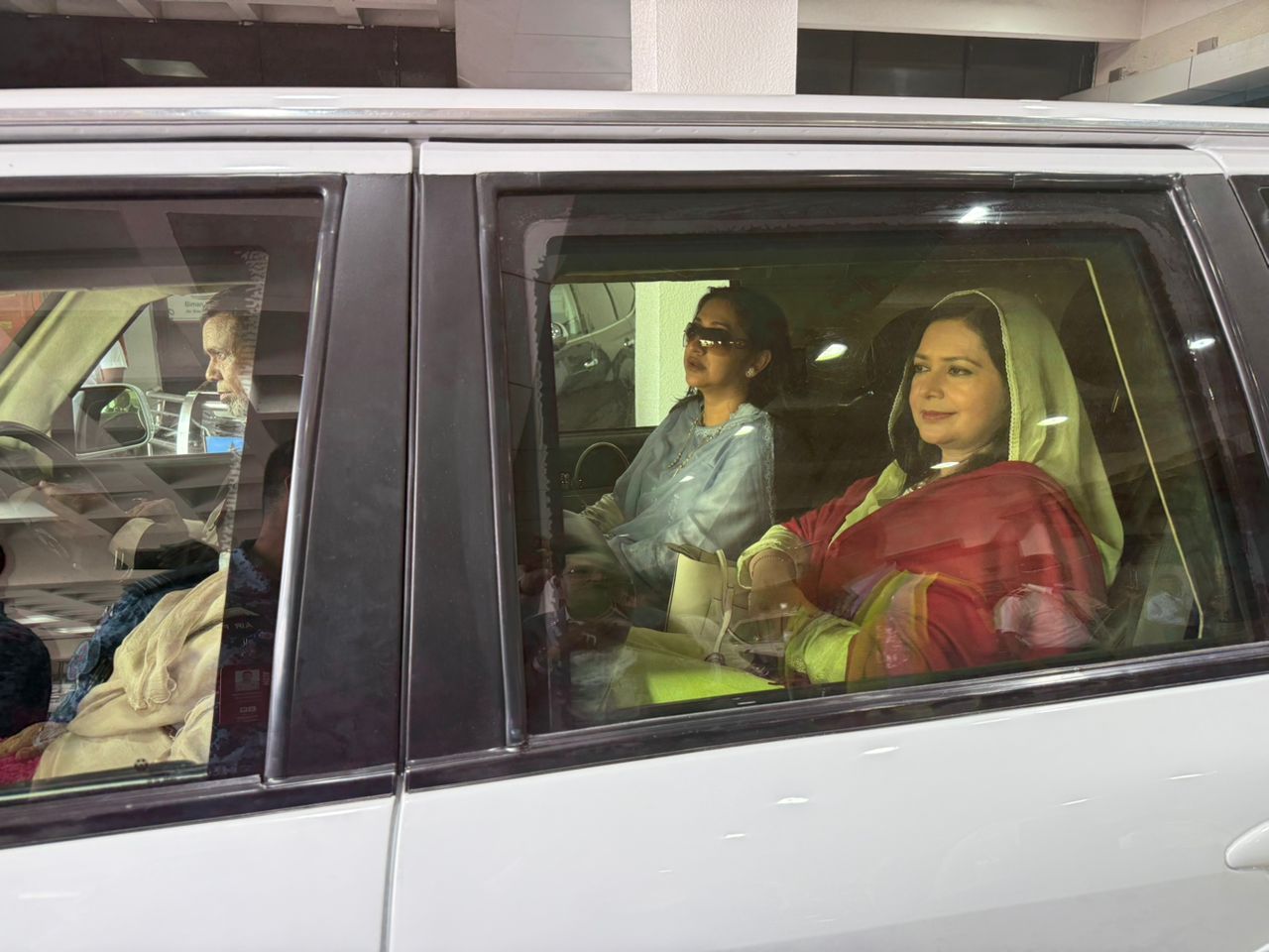 দীর্ঘ ১৭ বছর পর দেশে ফিরলেন ডা. জোবাইদা রহমান