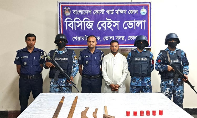 ভোলায় অস্ত্র ও বোমাসহ আওয়ামী লীগ নেতা আটক