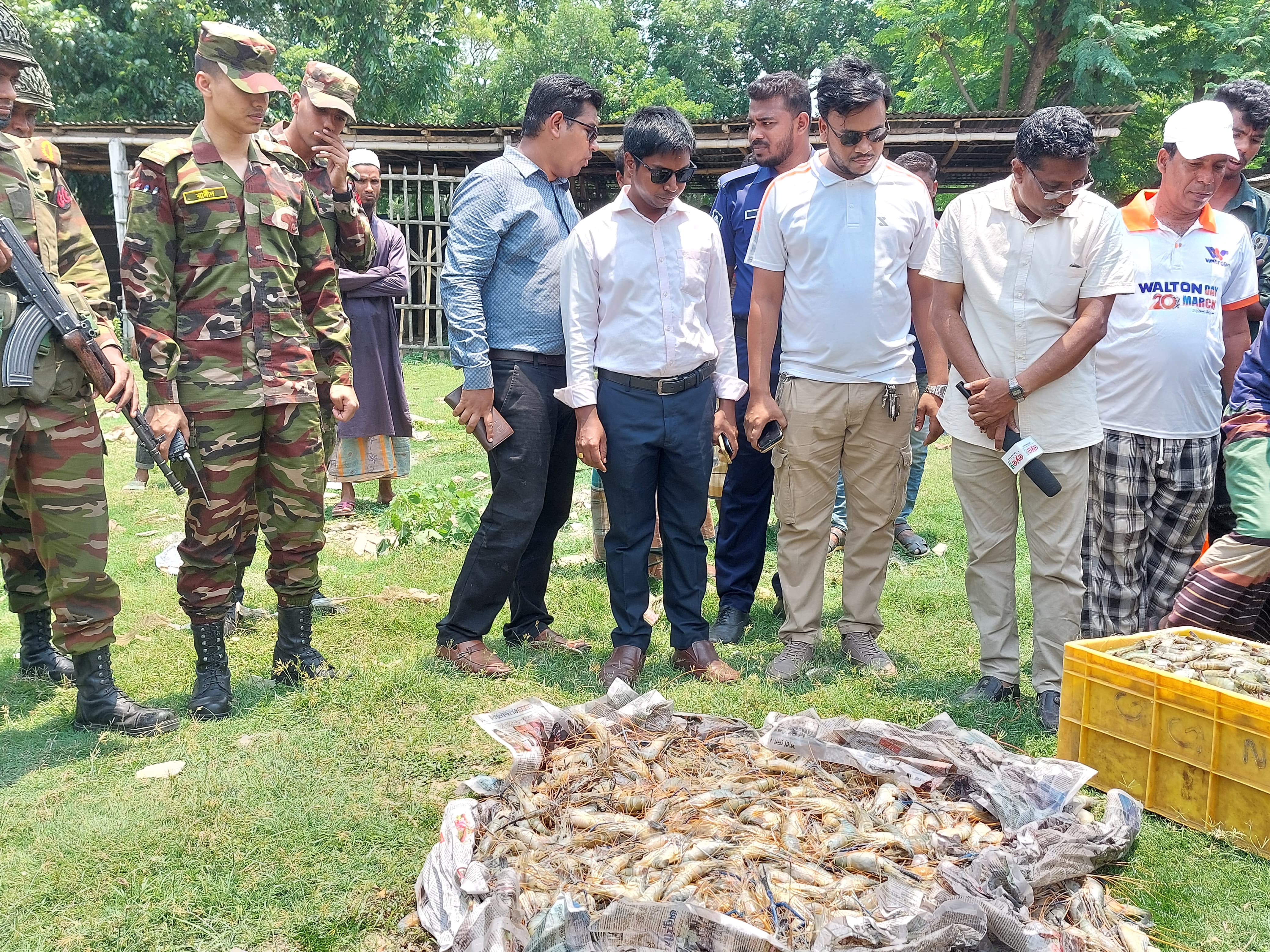 সাতক্ষীরায় অপদ্রব্য পুশকৃত চিংড়ি জব্দ, ২ লাখ টাকা জরিমানা
