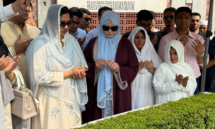 কোকো’র কবর জিয়ারত করলেন ডা. জুবাইদা রহমান