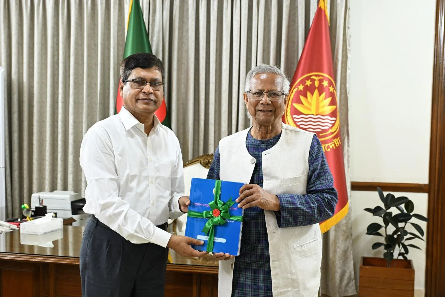 প্রধান উপদেষ্টার কাছে ৪৬টি নিরীক্ষা প্রতিবেদন পেশ করলেন মহাহিসাবরক্ষক