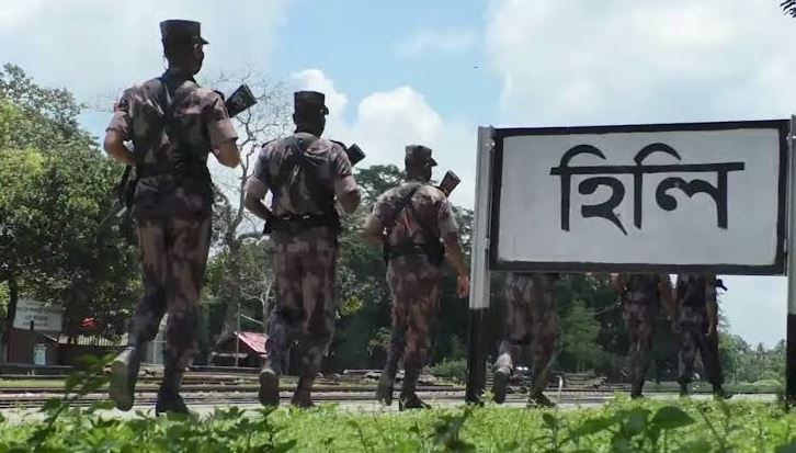 দিনাজপুর হিলি সীমান্তে কড়া নিরাপত্তায় সতর্ক অবস্থানে বিজিবি সদস্যরা