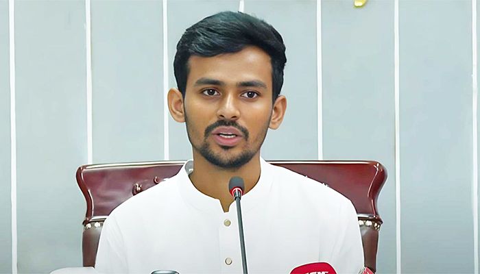 ঈদে আনন্দে বাড়ি ফেরা নিশ্চিতে সরকার বদ্ধপরিকর : উপদেষ্টা আসিফ মাহমুদ