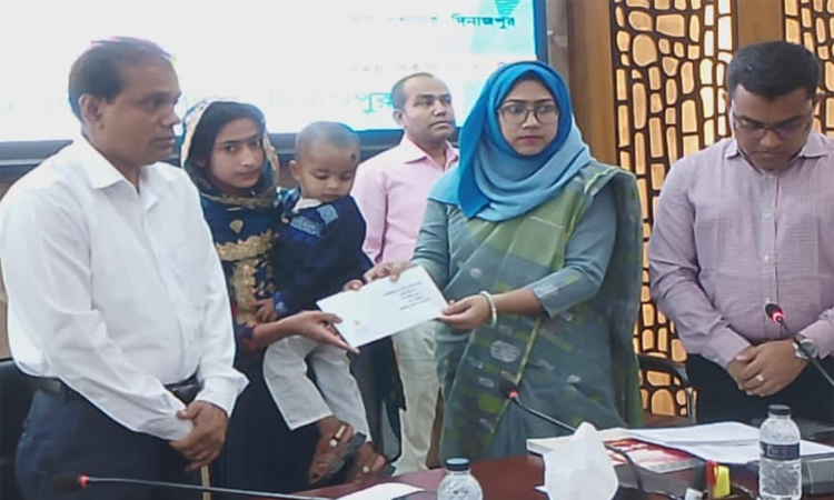 দিনাজপুরে গণঅভ্যুত্থানে শহীদদের পরিবারের মধ্যে সঞ্চয়পত্র বিতরণ