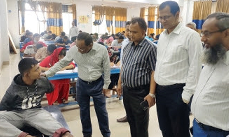 পা দিয়ে লিখে হাবিপ্রবিতে ভর্তি পরীক্ষায় ‘বি’ ইউনিটে মেধা তালিকায় স্থান পেয়েছেন প্রতিবন্ধী মানিক