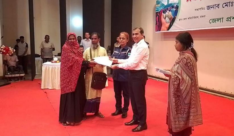 জুলাই বিপ্লবে মাগুরায় শহীদ ও আহতদের মাঝে সঞ্চয়পত্র বিতরণ