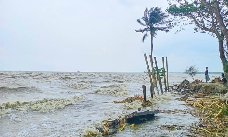 ভোলায় গুমোট আবহাওয়ায় উত্তাল নদ-নদী ও সমুদ্র উপকূল