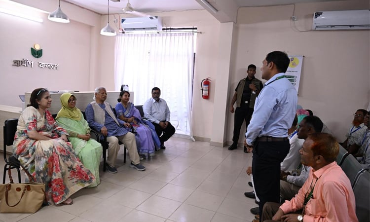 গ্রামীণ ব্যাংকের প্রথম শাখা পরিদর্শন করলেন প্রধান উপদেষ্টা 