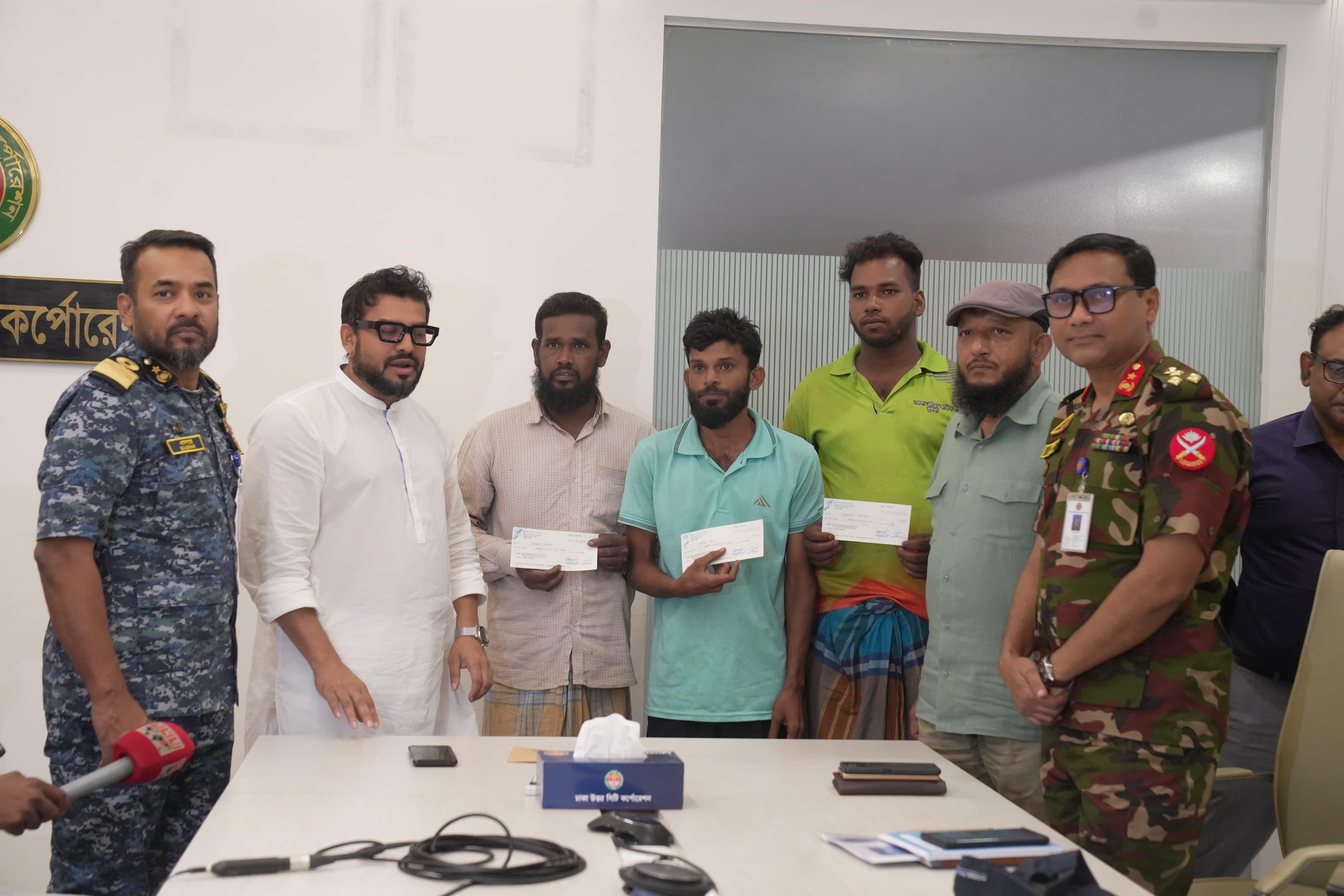 ক্ষতিগ্রস্ত তিন রিকশা চালকের জন্য ৫০ হাজার টাকা অনুদান ও চাকরির ব্যবস্থা করেছে ডিএনসিসি