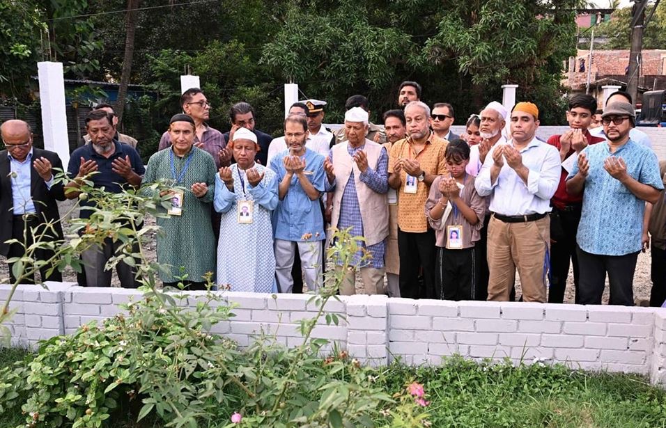 বুধবার নিজগ্রামে দাদা-দাদির কবর জিয়ারত করেন প্রধান উপদেষ্টা ড. মুহাম্মদ ইউনূস। ছবি : গভ ফেসবুক