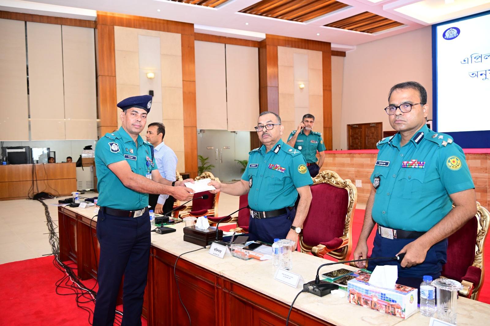 ডিএমপি’র মাসিক অপরাধ সভায় শ্রেষ্ঠ হলেন যারা