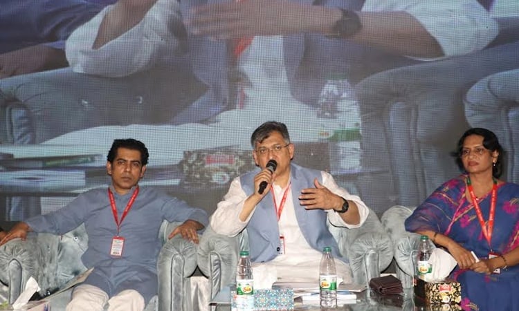 বিএনপির ৩১-দফা ‘রাজনীতির মহাকাব্য’: সালাহউদ্দিন আহমেদ