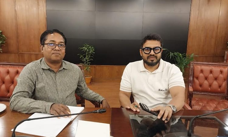 বাসসের উপপ্রধান প্রতিবেদক মো. সাজ্জাদ হোসেনকে সাক্ষাৎকার দেন ডিএনসিসি প্রশাসক মোহাম্মদ এজাজ। ছবি: বাসস