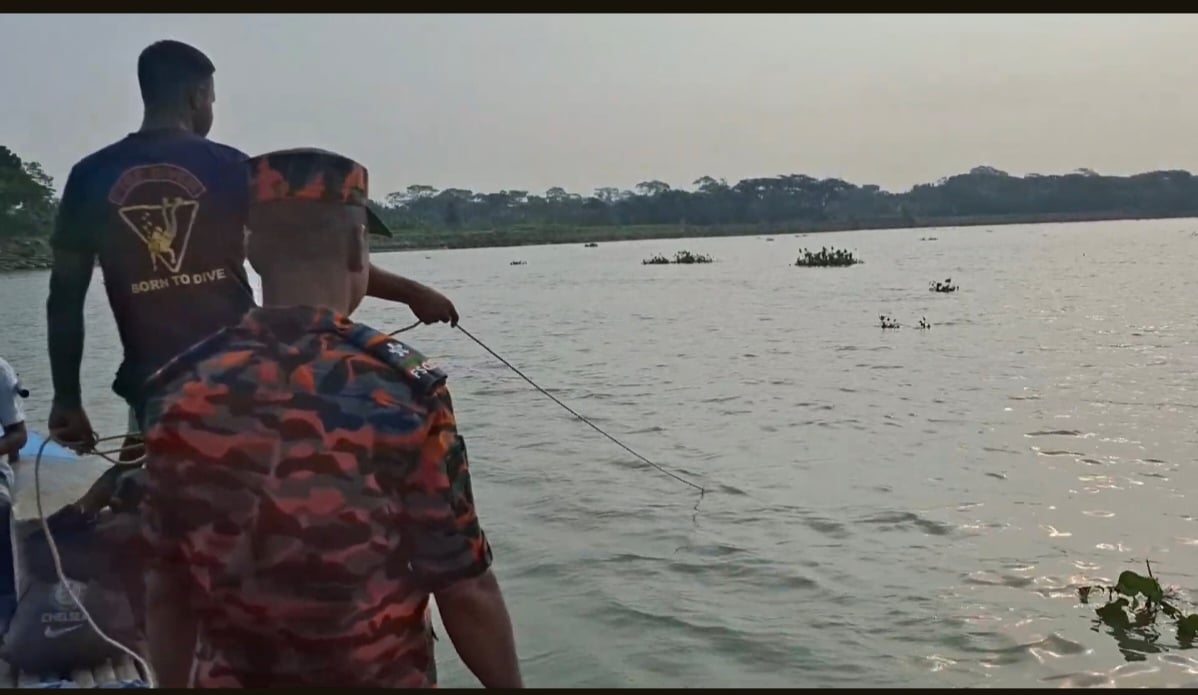 মাদারীপুরে পিকনিকের ট্রলার ডুবে এক যুবক নিখোঁজ