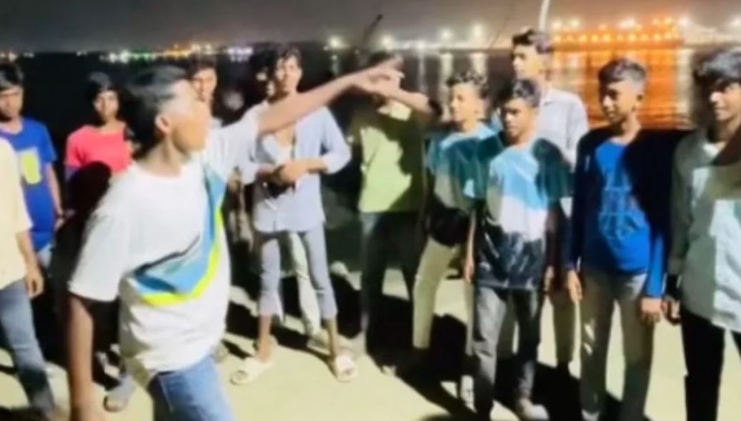 কর্ণফুলীতে মধ্যরাতে নিষিদ্ধ ছাত্রলীগের ঝটিকা মিছিল, আটক তিন