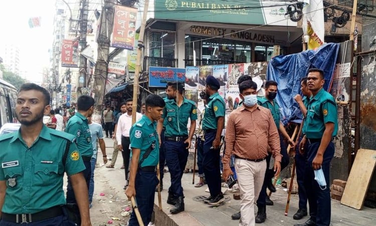 রাস্তা ও ফুটপাত থেকে অবৈধ দোকান উচ্ছেদে ডিএমপির অভিযান
