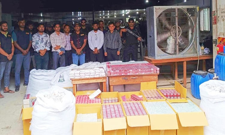 রাজস্ব ফাঁকি দেয়া সিগারেট কারখানায় অভিযানে জরিমানা ও কারাদণ্ড