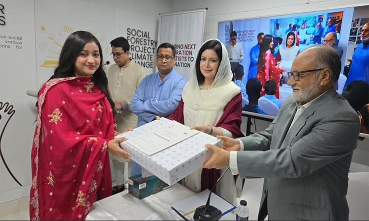 ক্ষুদে বিজ্ঞানীদের উৎসাহ দিলেন ডা. জুবাইদা রহমান