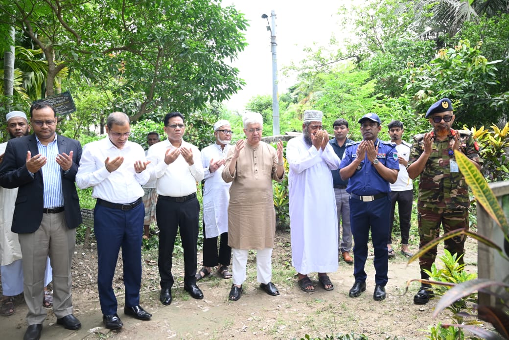 শহীদ শেখ সাকিব রায়হানের কবর জিয়ারত করেছেন আদিলুর রহমান খান
