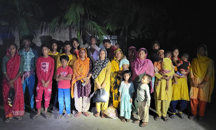 ফুলবাড়ী সীমান্তে বিএসএফের হাতে আটক ২৪ বাংলাদেশিকে বিজিবি’র কাছে হস্তান্তর