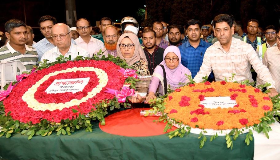 গণঅভ্যুত্থানের যোদ্ধা শহীদ হাসানের কফিনে পুষ্পস্তবক অর্পণ করে মুক্তিযুদ্ধ এবং স্বাস্থ্য উপদেষ্টার শ্রদ্ধা নিবেদন