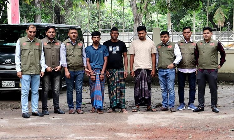 বাস ডাকাতি, ডাকাত দলের ৩ সদস্য গ্রেফতার