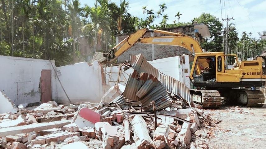 লক্ষ্মীপুরে অবৈধ স্থাপনা উচ্ছেদ