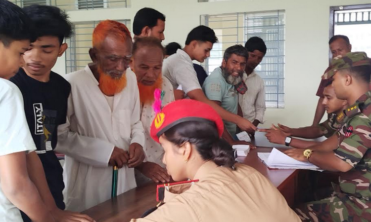 সিরাজগঞ্জে সেনাবাহিনীর ফ্রি মেডিকেল ক্যাম্প 