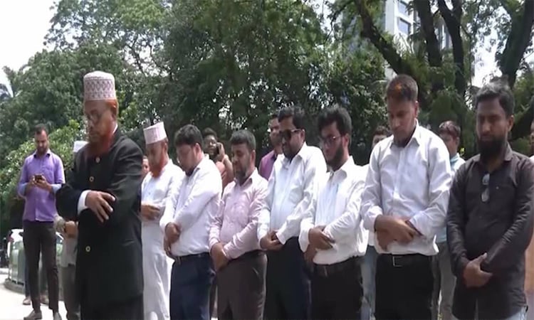 এটিএম আজহারুলের রায়ের পর আদালত প্রাঙ্গনে শোকরানা নামাজ পড়লেন নেতা-কর্মীরা