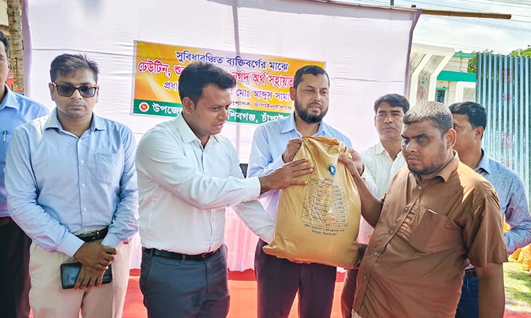 চাঁপাইনবাবগঞ্জে সুবিধাবঞ্চিতদের মধ্যে ঢেউটিন ও নগদ অর্থ বিতরণ