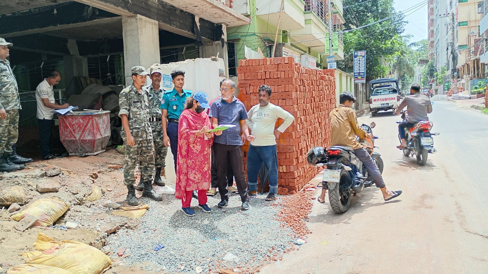 চট্টগ্রামে সড়ক ও ফুটপাতে নির্মাণ সামগ্রী রাখায় তিন ব্যক্তিকে জরিমানা