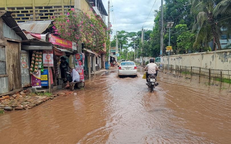 বাগেরহাট শহর জোয়ারের পানিতে প্লাবিত; পৌরবাসীর অসহনীয় দুর্ভোগ