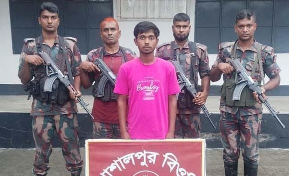 অবৈধভাবে সীমান্ত পারাপারের অভিযোগে ঝিনাইদহে ১২ জন আটক