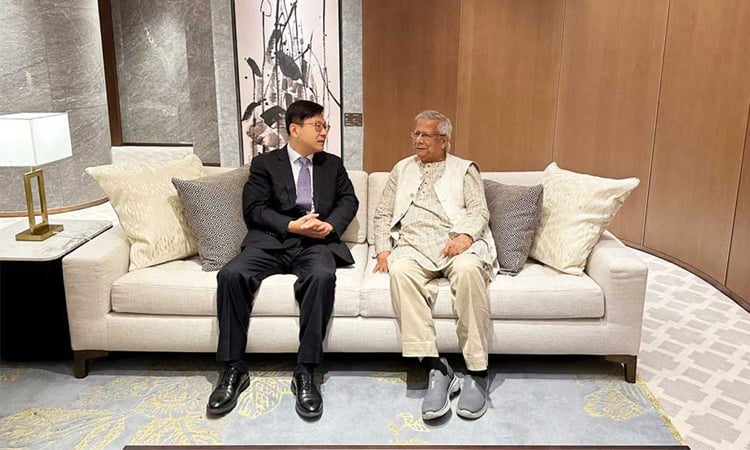 প্রধান উপদেষ্টার হংকংয়ে যাত্রাবিরতি, স্বাগত জানালেন সেদেশের শ্রমমন্ত্রী 