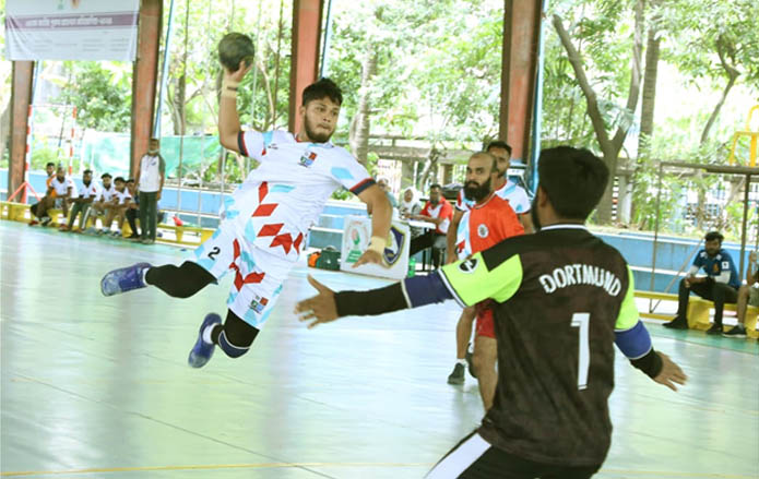 জাতীয় পুরুষ হ্যান্ডবল প্রতিযোগিতার সেমিফাইনালে পুলিশ হ্যান্ডবল ক্লাব ও বান্দরবান