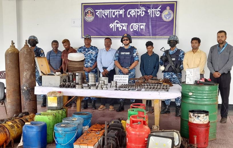 মোংলা বন্দরে জাহাজ থেকে চুরি করা মালামালসহ ৩ জন আটক