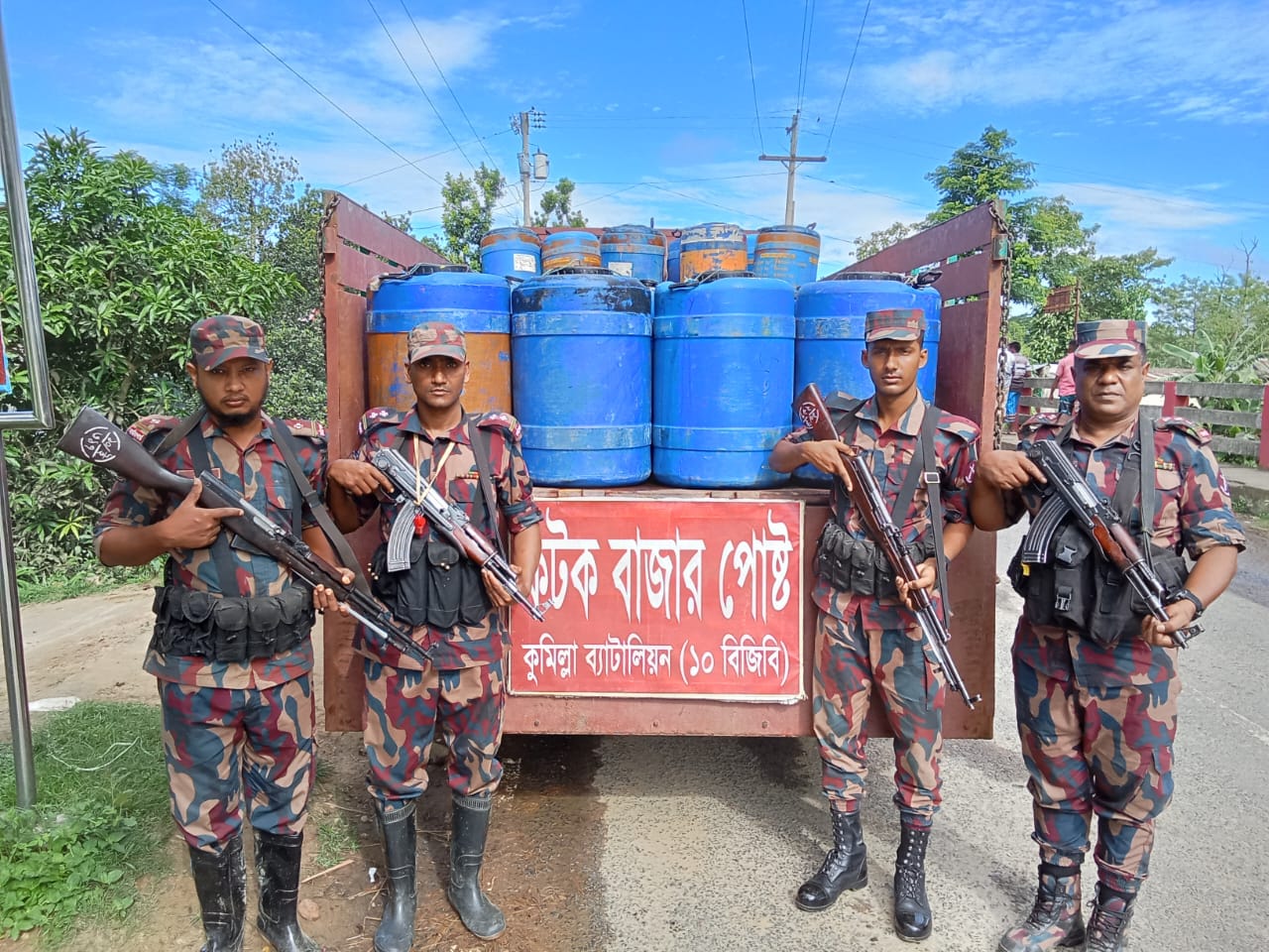 কুমিল্লায় সোয়া কোটি টাকার চিংড়ির রেনু ফেলে পালালো চোরাকারবারিরা