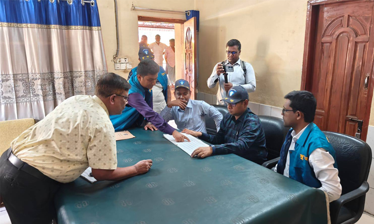 ঈদযাত্রায় ট্রেনের টিকিট বিক্রিতে যাত্রী হয়রানি ও কালোবাজারির অভিযোগে দুদকের অভিযান